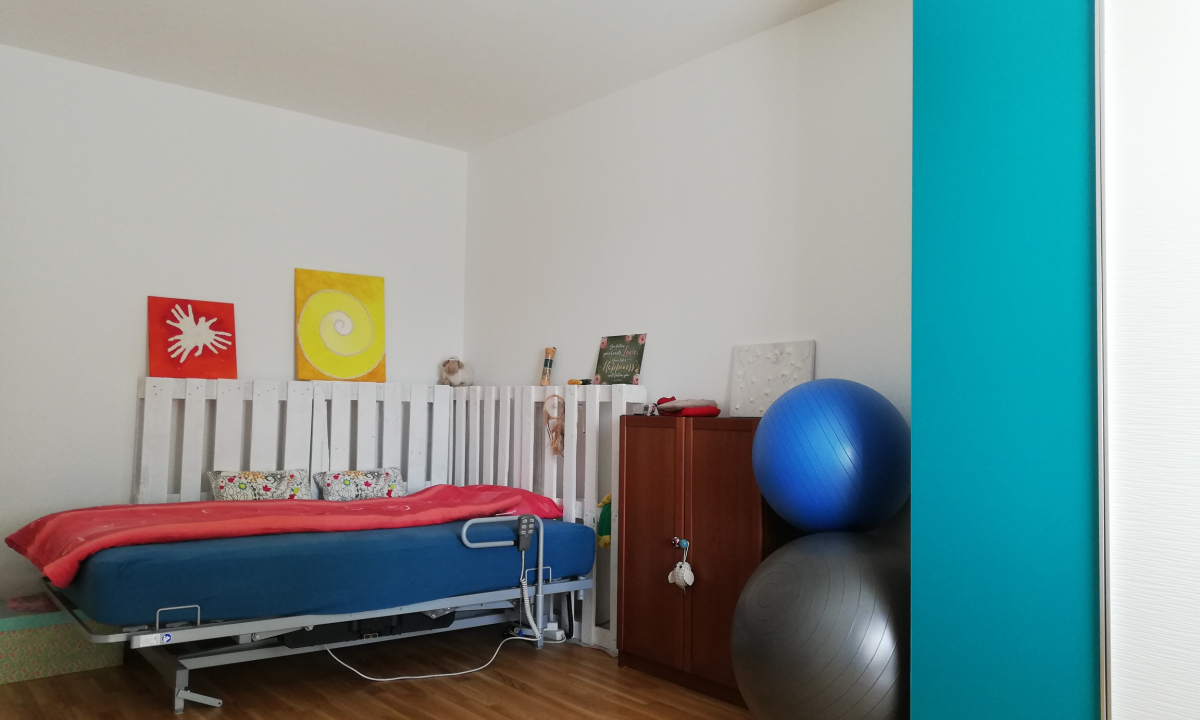 Schlafzimmer mit elektrisch verstellbares Bett, Gymnastikbällen und Schrank