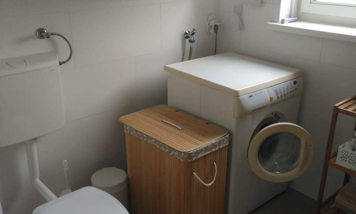 Waschmaschine mit Badezimmerschrank, Toilette