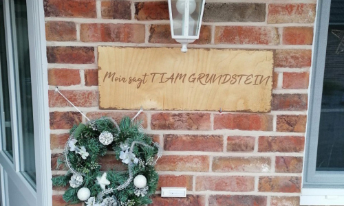 "Moin sagt Tiam Grundstein" steht auf dem Namensschild bei der Haustüre